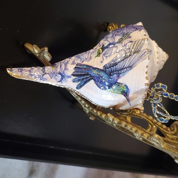 Handcrafted Whelk Shell Ornament/Aromatic  Hummingbird Design โ๏ธ๐โ๏ธ - Picture 3 of 4